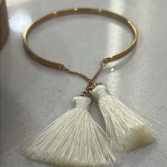 🐿️ 5 for $20 (any jewelry w squirrel)
Gold Bangle w Ivory Tassels about 5 1/2-6 - Picture 6 of 7